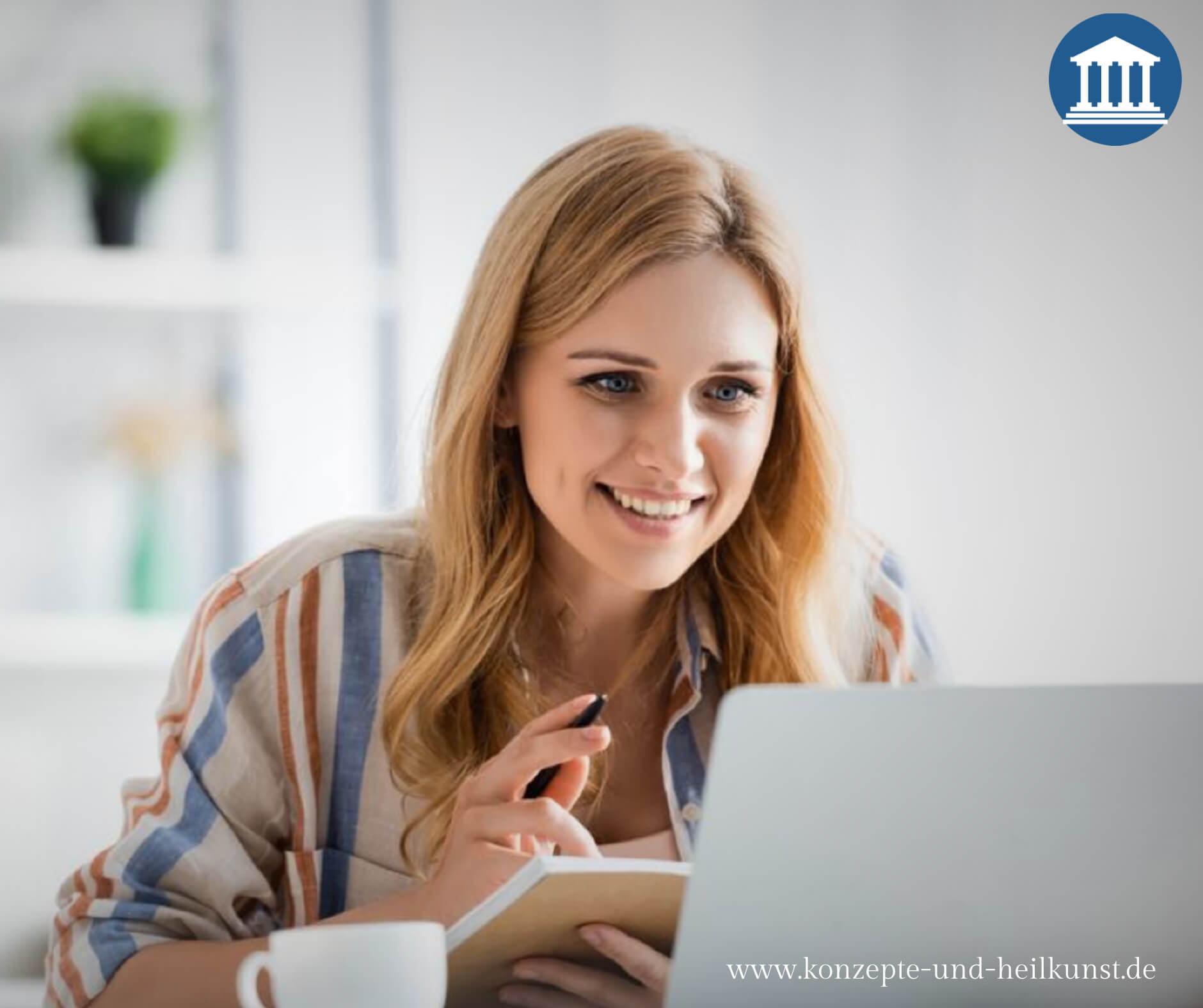 Schüßler Salze Ausbildung Schüßler Salze Ausbildung_junge blonde Frau sitzt lächelnd vor Laptop